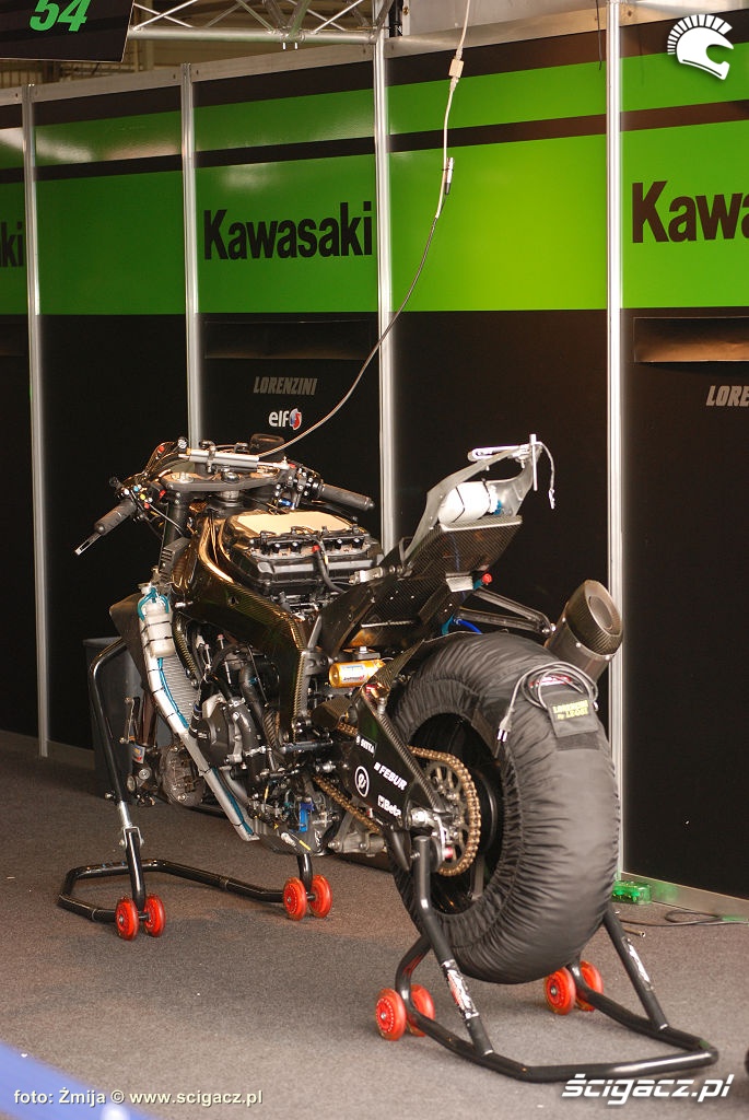 Motocykl w boksie Kawasaki