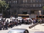 parada zawraca wokol placu konstytucji protest przeciwko oplatom na autostradach