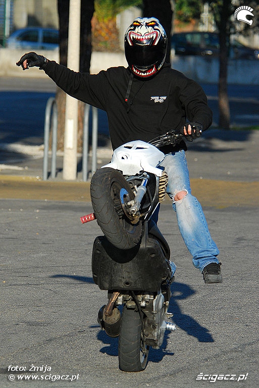 one hander wheelie on scooter Julien Mayo