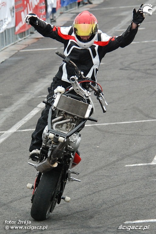 Zdjęcia Jazda na motocyklu bez przedniego kola Zoltan