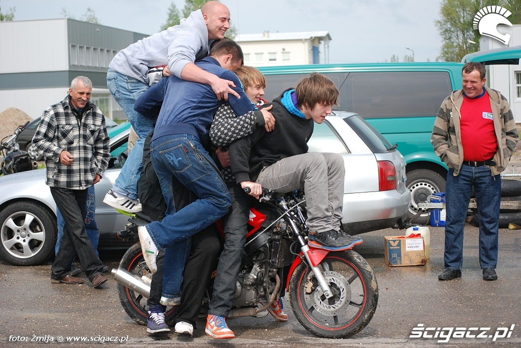 Zdjęcia Ile osob zmiesci sie na motocyklu Stunt majowka