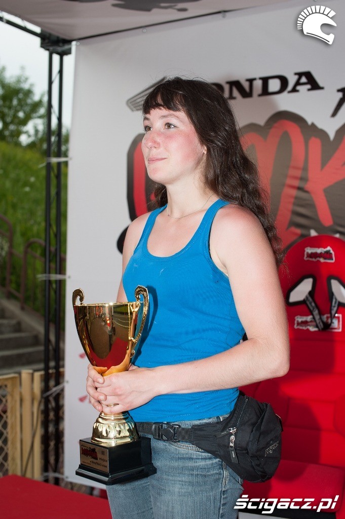 dziweczyna z trofeum Honda Gymkhana Radom 2012