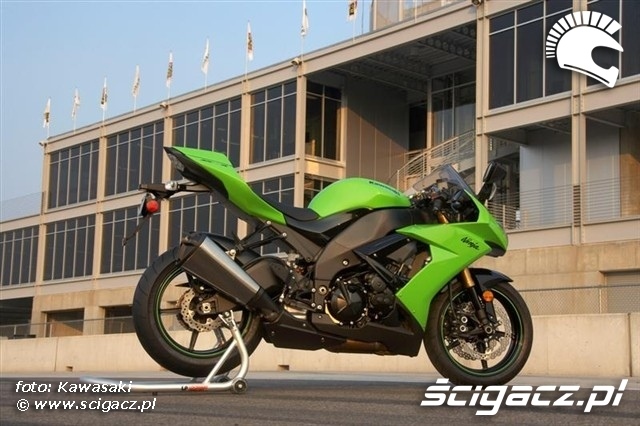 Kawasaki ZX-10R 2008 pozuje