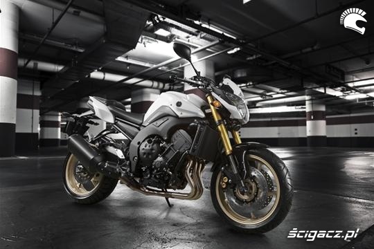 Yamaha FZ8 w garazu