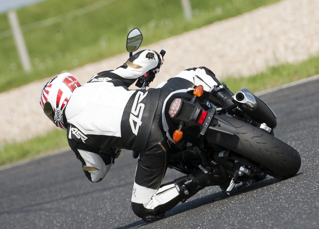 zakret na kolanie suzuki gsr750 2011 test motocykla 13 z