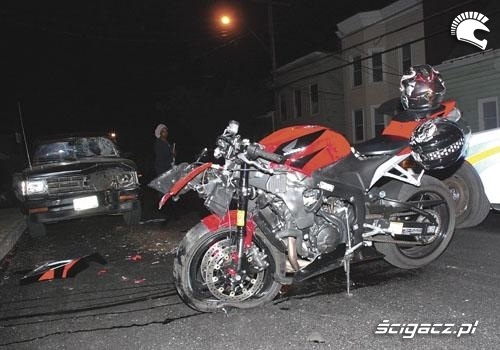 motocykl po czolowce zderzeniu czolowym