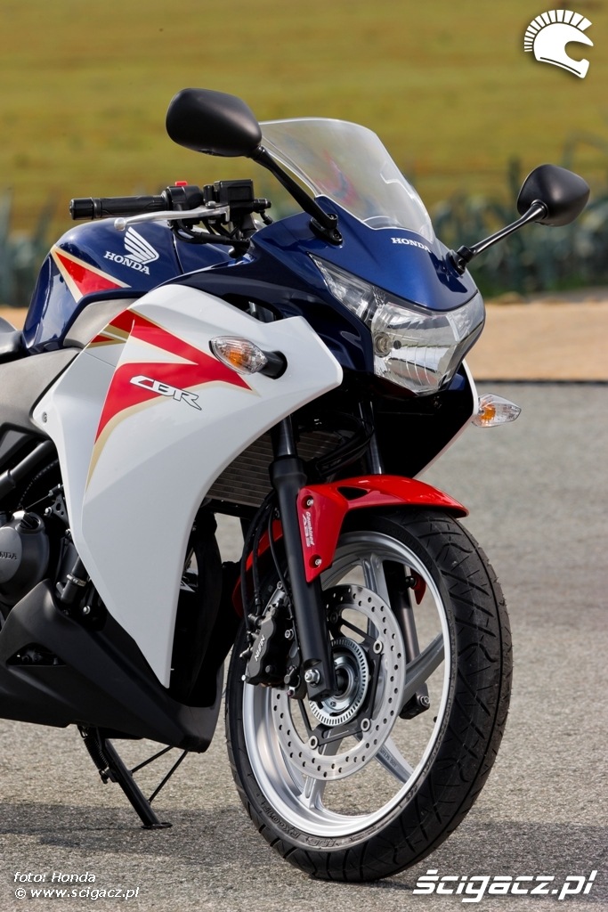 Zdjęcia Honda CBR250R 2011 z prawej Motocykle ktorymi