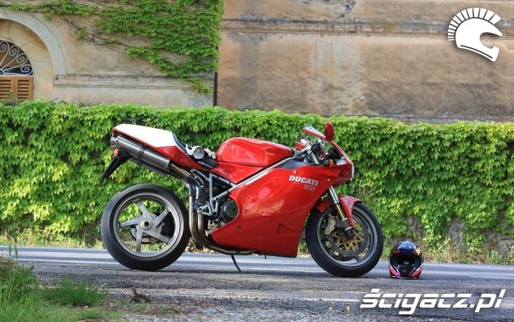 Ducati 998 zaparkowane