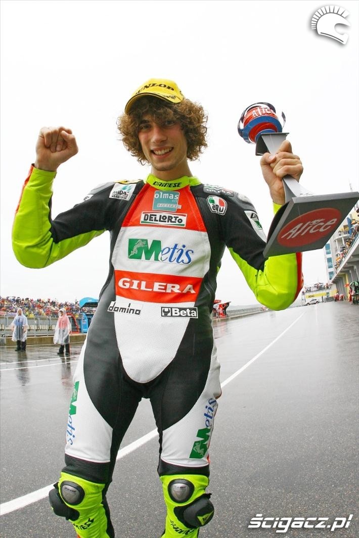 2008 Sachsenring Simoncelli z pucharem