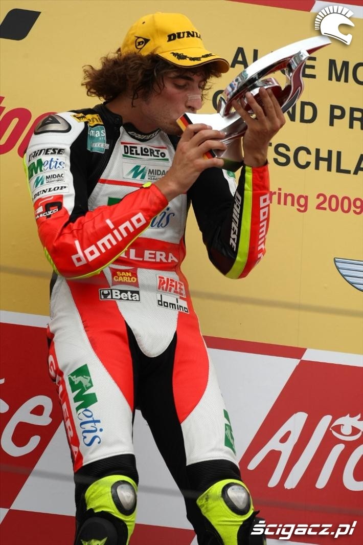 2009 Sachsenring Simoncelli caluje puchar