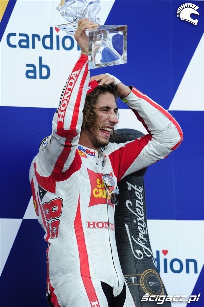 2011 Brno Simoncelli z pucharem