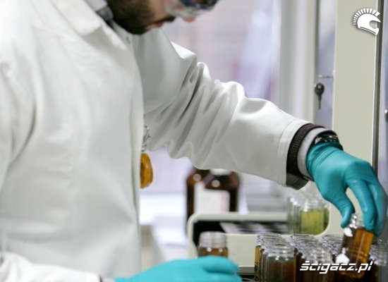 Chemik wybiera probki substancji smarnej