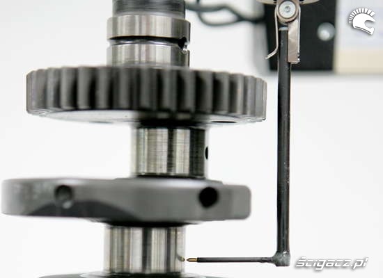 Sprawdzanie walu korbowego motocykla