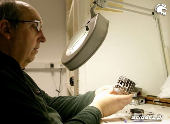 rzeczoznawca firmy Castrol bada tlok