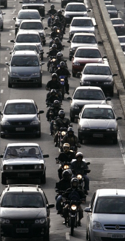 Motocyklisci w korku