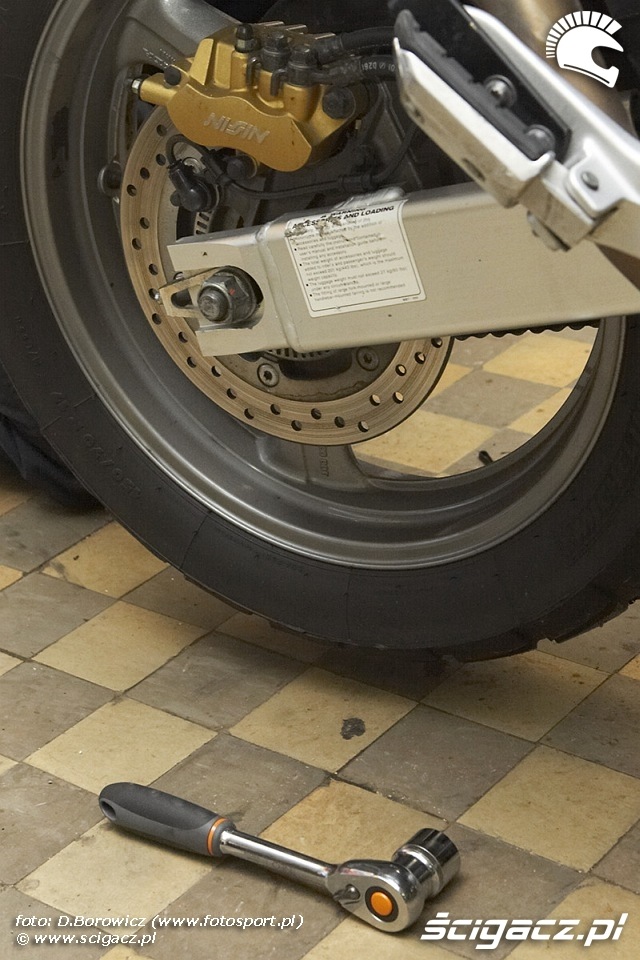 przygotowanie do regulacji luzu lancucha motocyklowego warsztat scigacz mg 0186