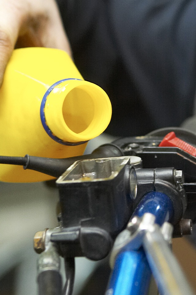 uzupelnienie plynu wymiana plynu hamulcowego motocykla warsztat scigacz mg 0211