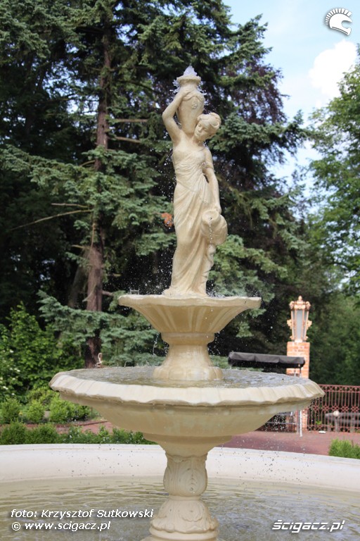 palac biedrusko fontanna