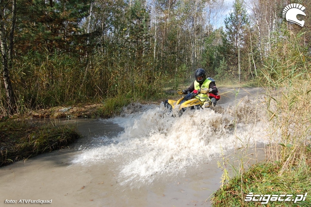 Quadowcy Sprzataja Las III edycja Can am w wodzie