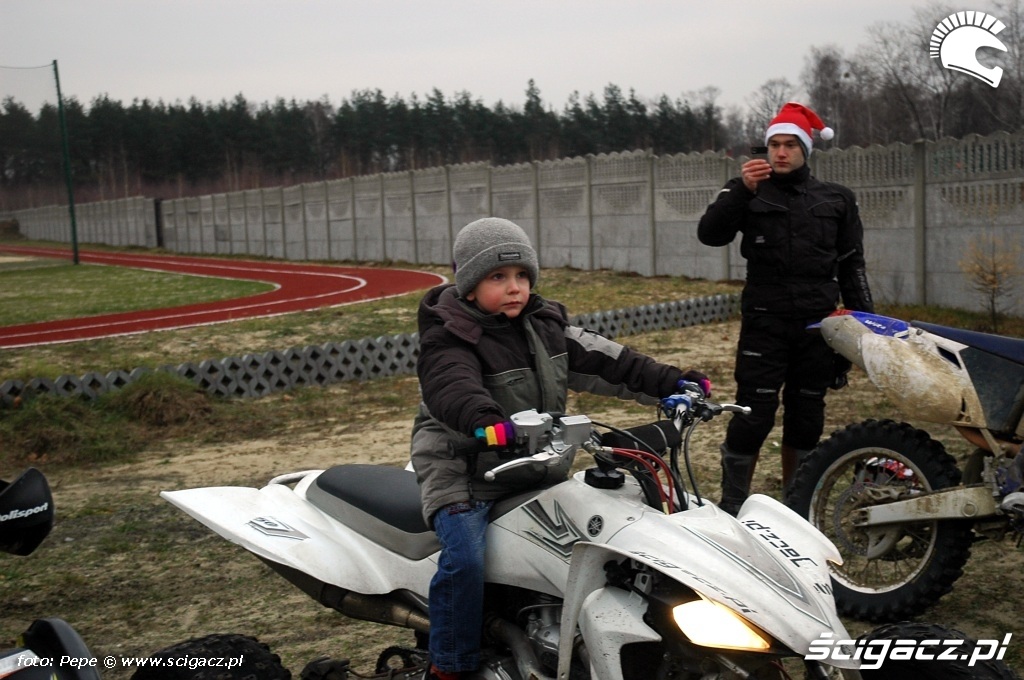 Quad Yamaha przed domem dziecka