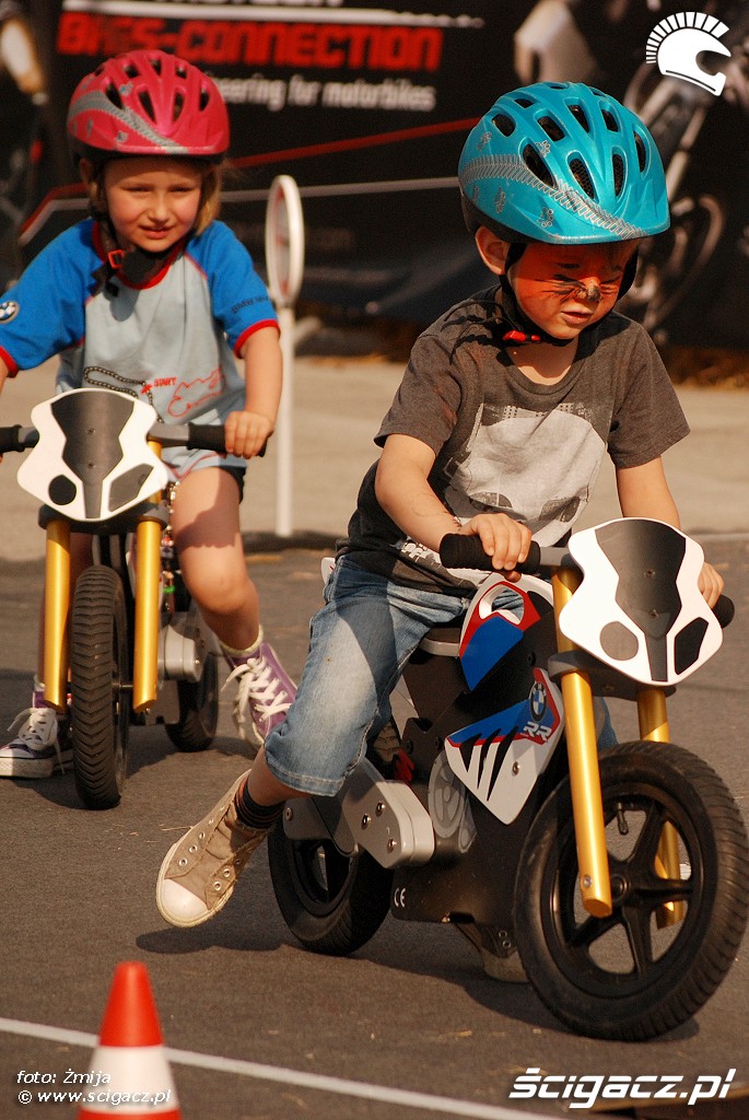 Dzieci na rowerach BMW