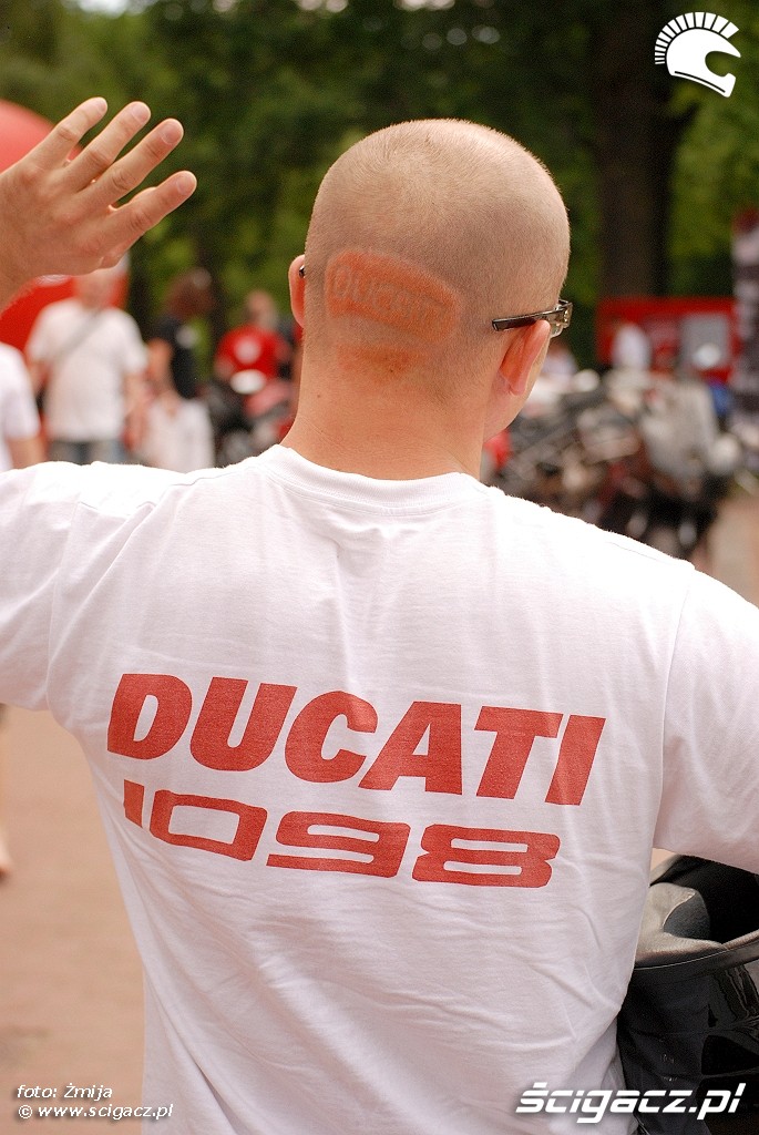 Logo Ducati na glowie