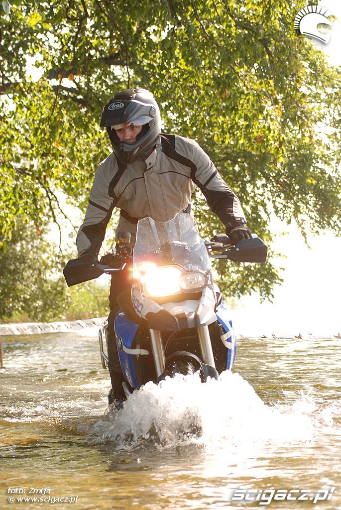 Motocykl BMW jazda w jeziorze