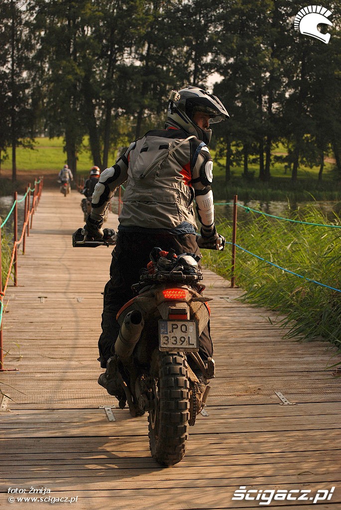 Przejazd motocyklem przez most