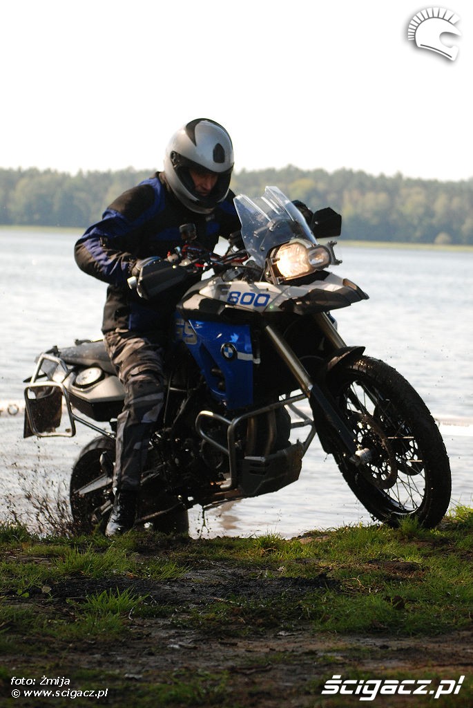 Wyspa Soltysia przejazd motocyklistow