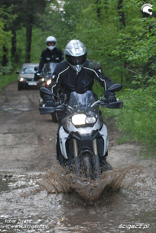 Przeprawa motocyklem przez kaluze