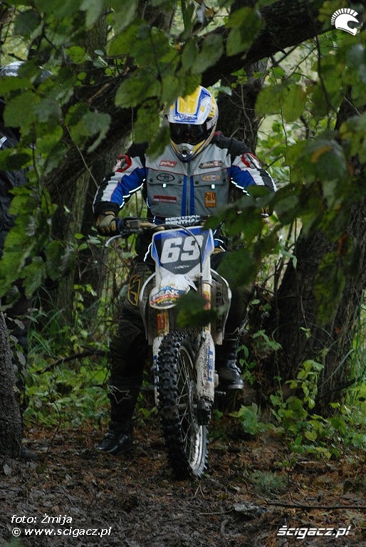 Musial Maciek jazda motocyklem po lesie