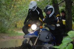 Walka w lesie przeprawa motocyklem