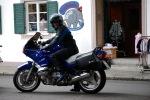 Garmisch motocyklista przy przedszkolu