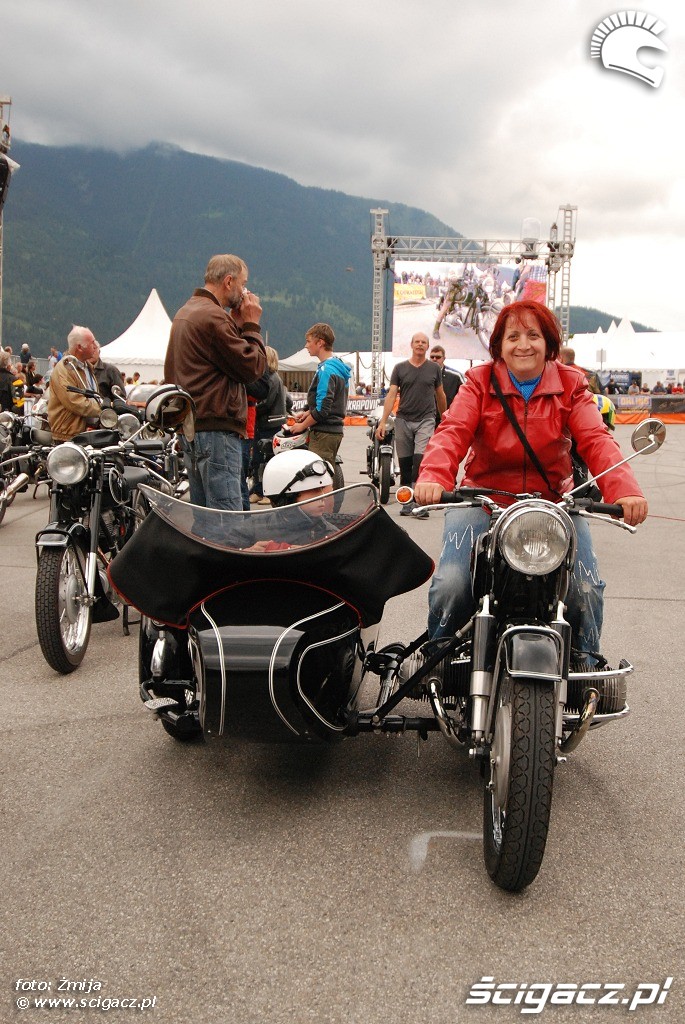 Kobieta na motocyklu z koszem