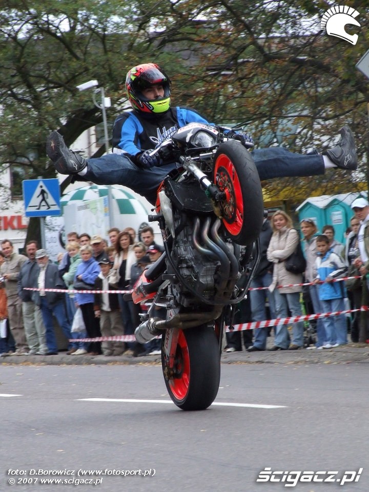 wheelie w szpagacie