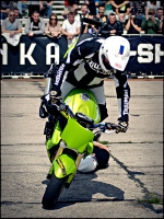 stoppie nad prowadzacym