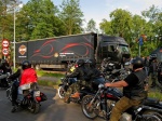 motocykle i demo truck w tle