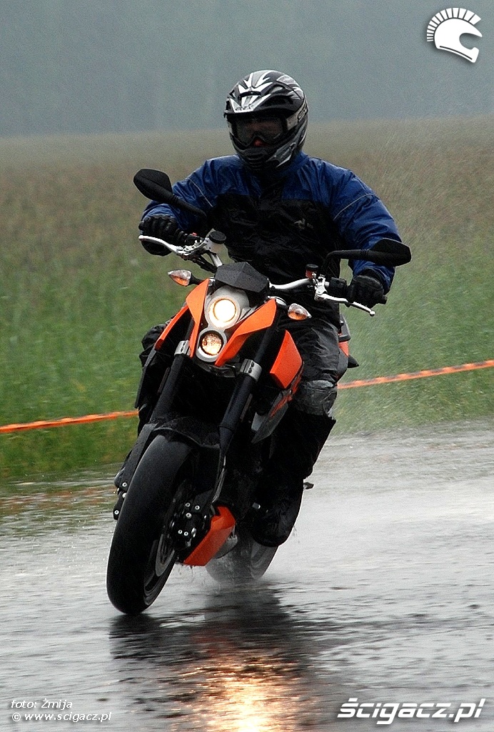 KTM Duke 690 w deszczu