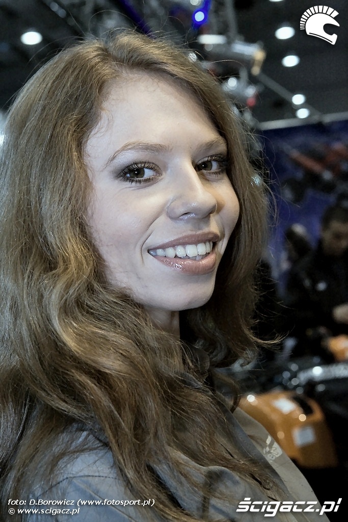 dziewczyna benzer wystawa motocykli e mg 0423