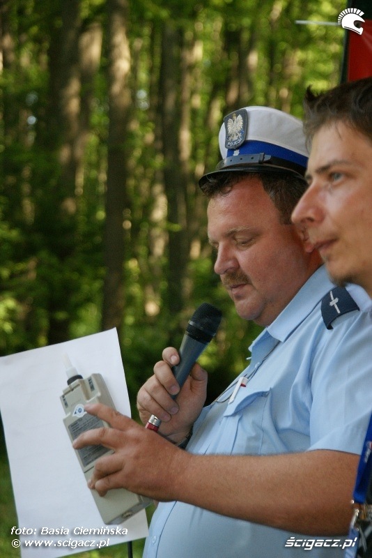 Policjant podaje wynik