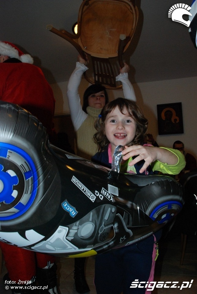 dziewczynka z balonikiem w ksztalcie motocykla