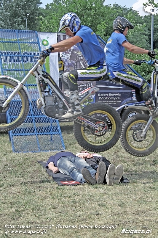 Motocyklowa Niedziela na BP wroclaw skakanie nad ludzmi