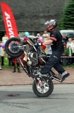 Beku wheelie stunt show