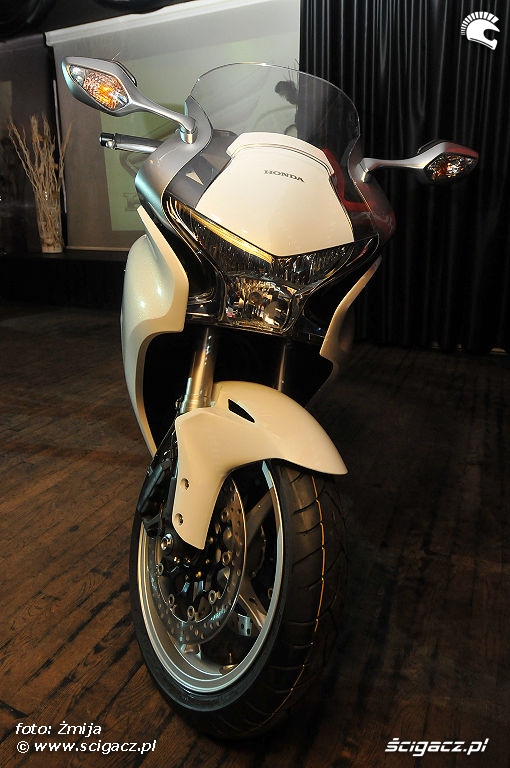 Honda VFR1200F biala przod motpcykla