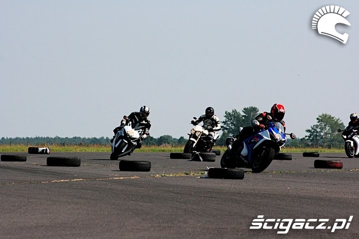Szkolenie motocyklistow Lotnisko Ulez tor