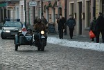 jazda motocyklem w zimie ulicami starowki