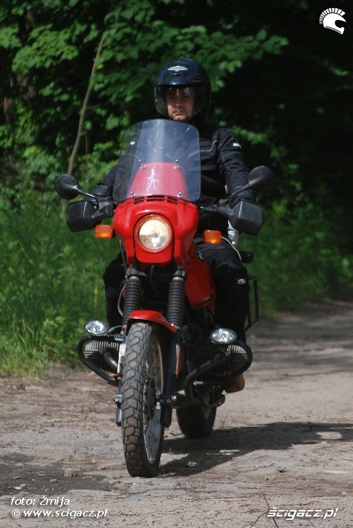 Jazda po lesnej drodze motocyklem