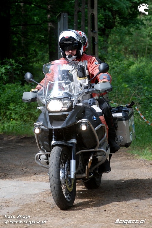 Motocykl na lesnej drodze
