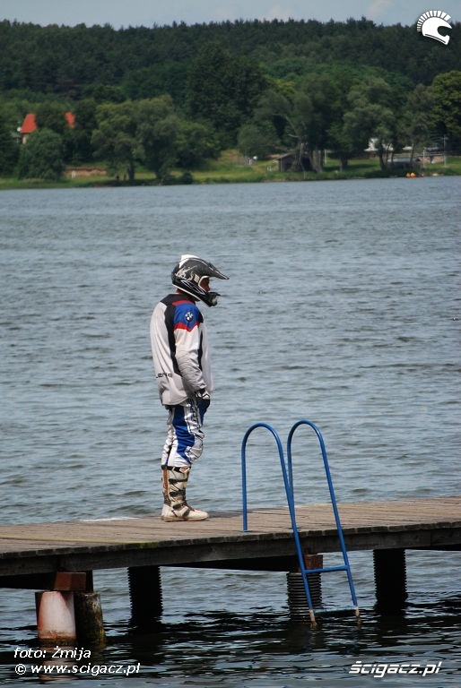 Motocyklista na pomoscie i jezioro
