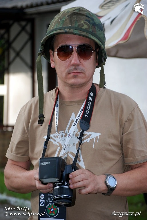 Naczelny fotograf w zolnierskiej czapce